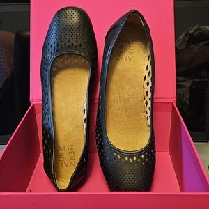 Naturalizer Black Loafers Sleek Comfortable Flats Sz 7.5